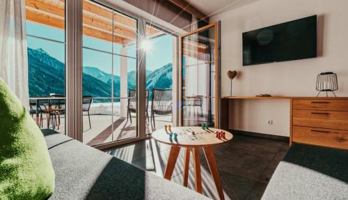 ein Wohnzimmer mit Bergblick in der Unterkunft Tillga Glück in Obertilliach