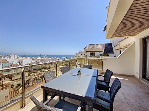 Un balcón o terraza de Lovely apartment with pool & sea views - Marina Del Castillo 2129