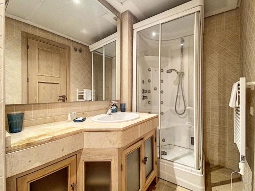 A bathroom at Lovely apartment with pool & sea views - Marina Del Castillo 2129