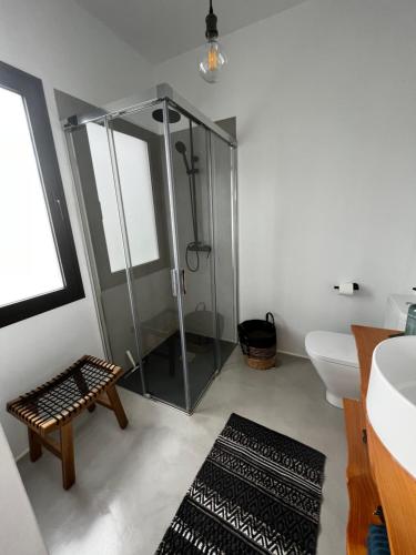 uma casa de banho com um chuveiro, um WC e um lavatório. em Casa Nusa em La Santa