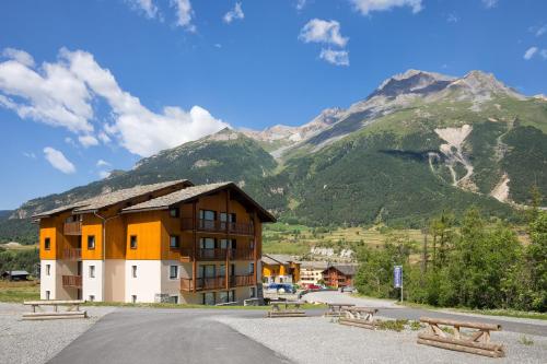 budynek z widokiem na góry w obiekcie Les Balcons PROCHE PARC NATIONAL VANOISE appartements 2 pieces 6 pers MONTAGNE ALP w mieście Termignon