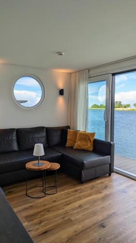 Hausboot Wangermeerblick (Floating Home)にあるシーティングエリア
