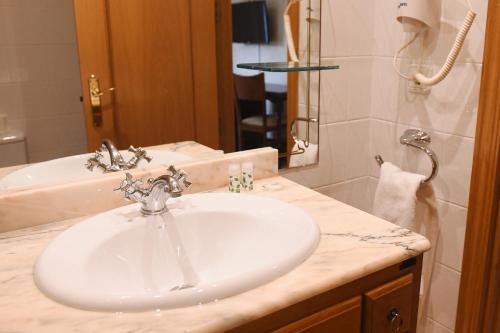 un bagno con un lavandino bianco e una doccia di Hotel Rural Villa de Vinuesa a Vinuesa