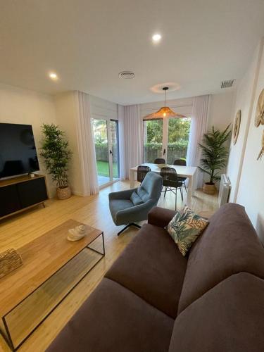 Denia, apartamento a estrenar con jardín privado, piscina y vistas al mar