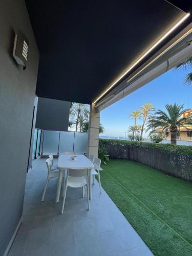 Denia, apartamento a estrenar con jardín privado, piscina y vistas al mar