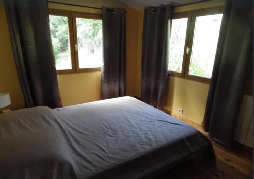 Postel nebo postele na pokoji v ubytování petite maison dans les pins