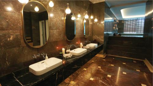 Ванная комната в FLC Halong Bay Golf Club & Luxury Resort