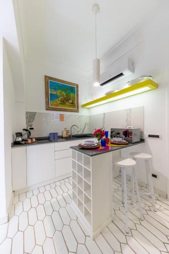 Una cocina o zona de cocina en Suite Apartment Capri con Jacuzzi in Piazzetta