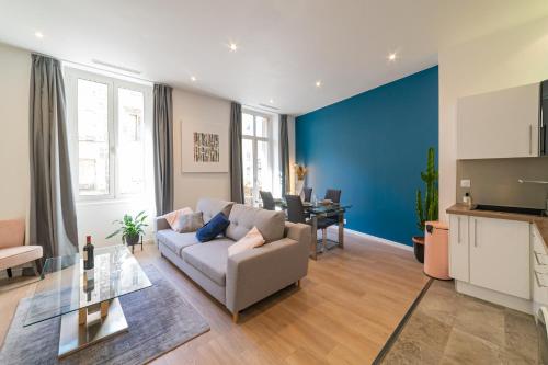 un salon avec un canapé et une table dans l'établissement Nice: hyper centre !Super appartement cosy, à Nice