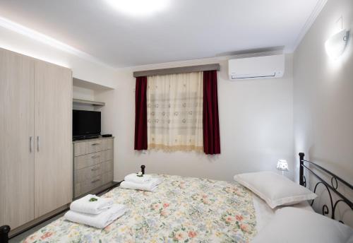 1 dormitorio con 1 cama con 2 toallas en Fragiato Apartment en Lefkada