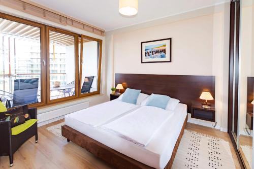 En eller flere senge i et værelse på VacationClub – Olympic Park Apartament B302