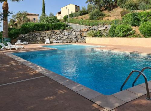 une piscine avec de l'eau bleue dans une cour dans l'établissement THE BLUE GOLF, à Sainte-Maxime