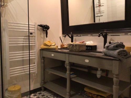 a bathroom with a sink and a mirror at Le clos Pascaline in Noyers-sur-Cher