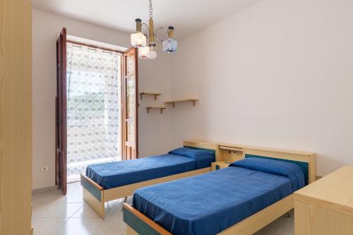 トラッペートにあるCasa Viola 1 piano 100 mt dal mareの窓のある部屋にベッドが2つある