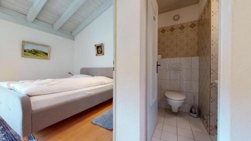 ツェエリーナにあるResidenza Mulin 9のベッドルーム1室(ベッド1台付)、バスルーム(トイレ付)