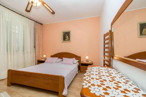 1 dormitorio con 1 cama y 2 mesitas de noche en Apartment Jasenka en Korčula