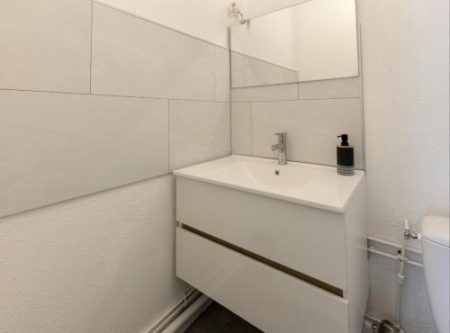 A bathroom at Vesoul Centre historique