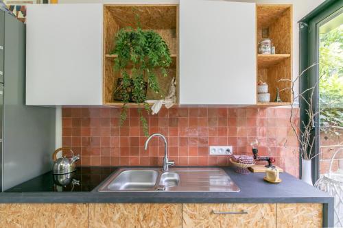 encimera de cocina con fregadero y ventana en Maison du Saule en Fontenay-sous-Bois
