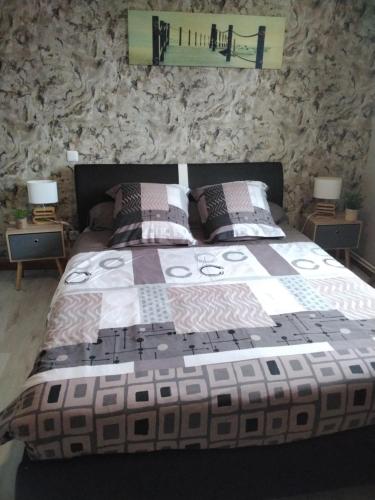 Tempat tidur dalam kamar di Les chambres d'hôtes du port de loguivy de la mer