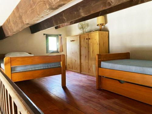une chambre avec deux lits superposés et un plancher en bois dans l'établissement appartement T2 avec piscine, au Cap d'Agde