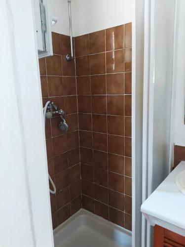La salle de bains est pourvue d'une douche, d'une baignoire et d'un lavabo. dans l'établissement appartement T2 avec piscine, au Cap d'Agde