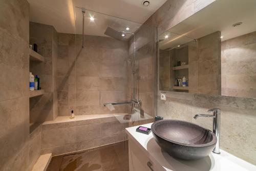 uma casa de banho com um lavatório e um chuveiro em Nice: hyper centre !Super appartement cosy em Nice