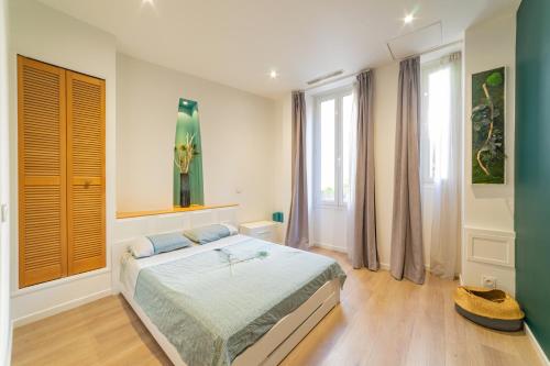 um quarto com uma cama e uma grande janela em Nice: hyper centre !Super appartement cosy em Nice