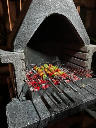 Barbacoa disponible para clientes en el apartamento