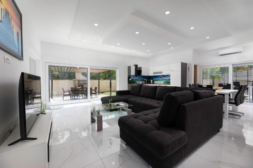 a living room with a couch and a tv at Villa Veroniq in Županje