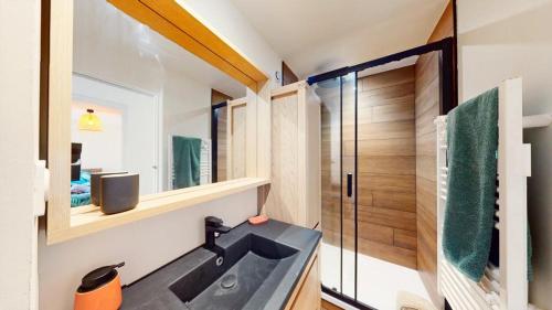 bagno con lavandino e doccia di Superbe appartement au cœur du centre ville a Caen