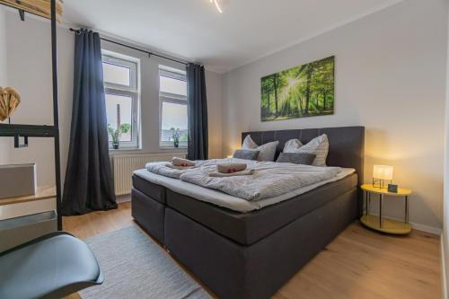 a bedroom with a large bed in a room at Spreewald-Apartment, 75qm, 2 Schlafzimmer, Tiefgarage, Balkon, Netflix, Waschtrockner in Cottbus
