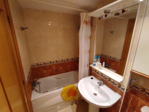 奧羅佩薩德爾馬的住宿－Apartamento LAIA，浴室配有盥洗盆、卫生间、浴缸和盥洗盆。