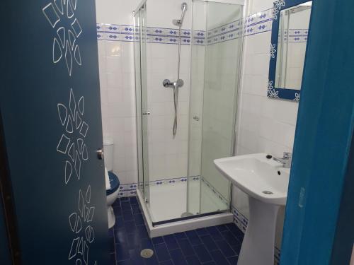 セルカルにあるCasazul M&Bのバスルーム(シャワー、シンク付)