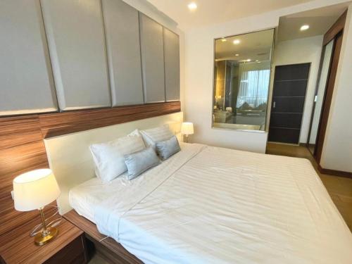 - un grand lit blanc avec deux oreillers dans l'établissement The Astra Suites Condo, à Chiang Mai