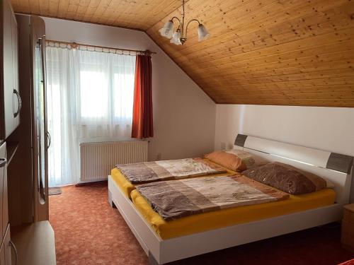 バラトンギュルクにあるJasminの木製の天井のベッドルーム1室(ベッド1台付)