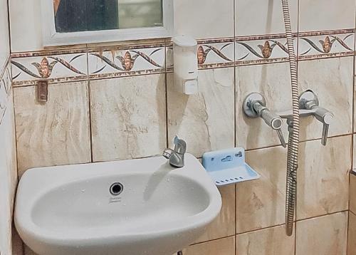 Koupelna v ubytování Hotel Aida Syariah Mitra RedDoorz