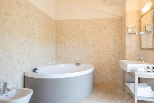 Ванная комната в Spinerola Hotel Restaurant e Spa Arborea