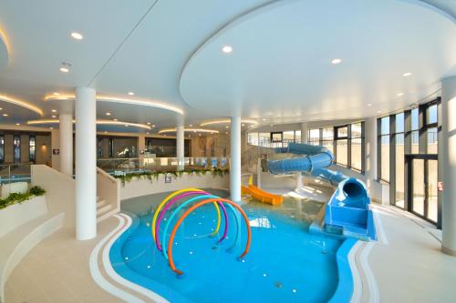 a water slide in a mall with a water park at Klif Apartamenty Polanki Aqua in Kołobrzeg