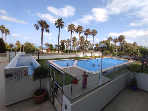 Una vista aérea de una piscina en un complejo turístico. en Ático Alba, en Oropesa del Mar