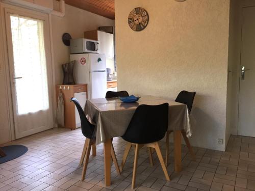 Η κουζίνα ή μικρή κουζίνα στο Maison chaleureuse climatisée à Maubuisson, proche lac