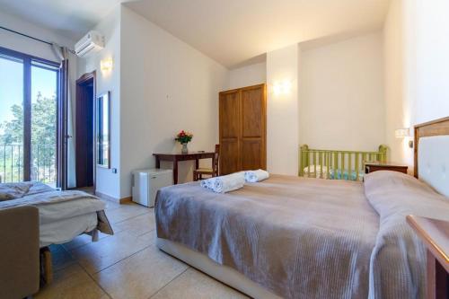 sypialnia z 2 łóżkami i dużym oknem w obiekcie Tenuta Ferraro Gallipoli w mieście Gallipoli