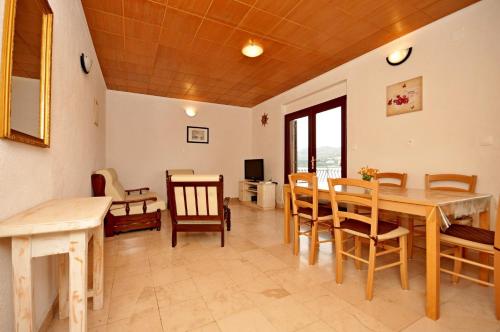 - une salle à manger avec une table et des chaises dans l'établissement Apartment Jakov, à Okrug Donji