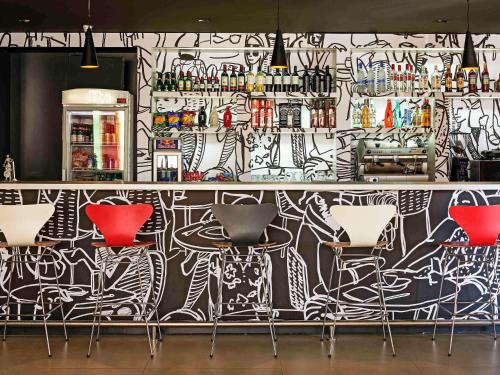 ibis Goiâniaにあるラウンジまたはバー