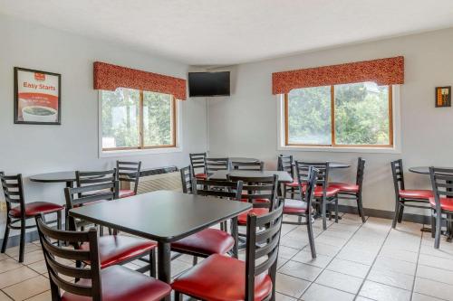 A restaurant or other place to eat at Econo Lodge