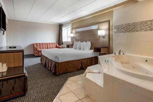 una camera d'albergo con un letto e una vasca da bagno di Premier Inn Atlantic City ad Atlantic City