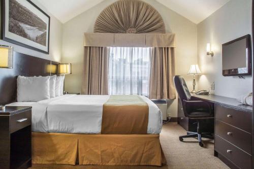 Un pat sau paturi într-o cameră la Quality Hotel Burlington
