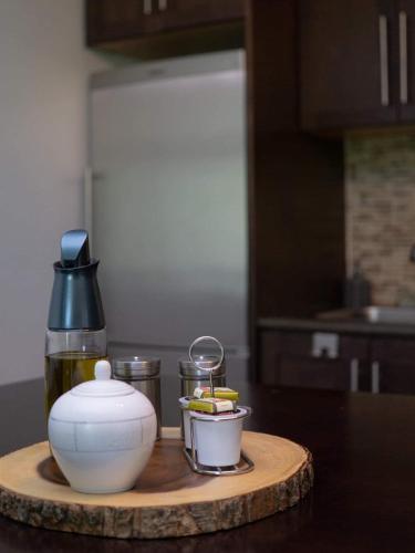 a kitchen counter with a mortar and pestle and a bowl and a pot at Condo Hotel Au pied du Mont Orford in Orford