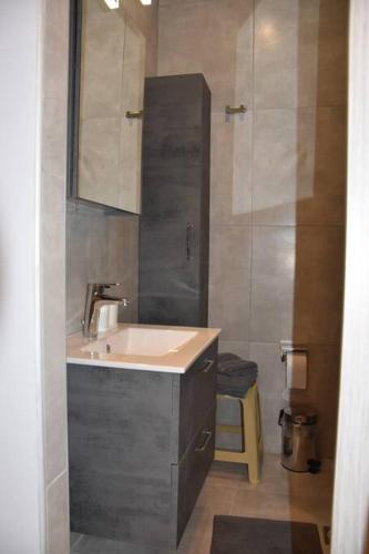 Ένα μπάνιο στο Homeyfeel Stay Sea 1 - Modern studio next to the sea!