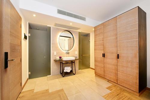 een badkamer met een wastafel en een spiegel bij Moon Beach&Hotel in Bodrum City