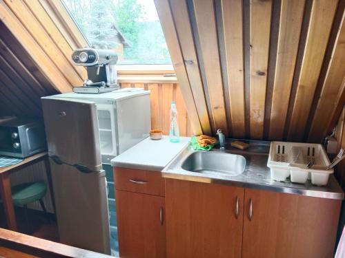 Una cocina o cocineta en Wynajem Pokoi Gościnnych